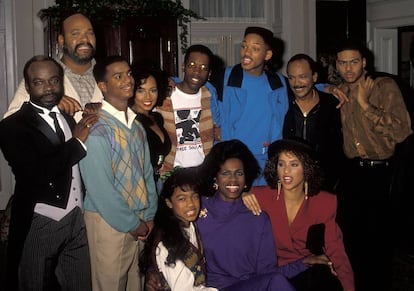 Janet Hubert (abajo, en el centro, de morado) fue despedida de 'El príncipe de Bel Air'. La razón hay que preguntársela a Will Smith (arriba, de azul).