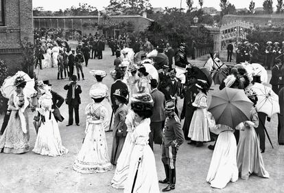 Público paseando entre carreras en 1902.
