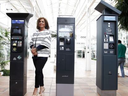 La alcaldesa de Madrid, Ana Botella, posó ayer junto a los tres nuevos modelos de parquímetros.
