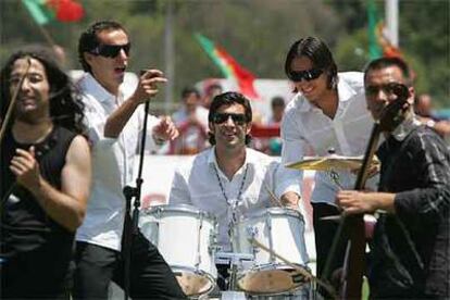 Figo toca la batería junto a Petit (a la izquierda) y Meira en el estadio Nacional, en Lisboa, a su regreso de Alemania.