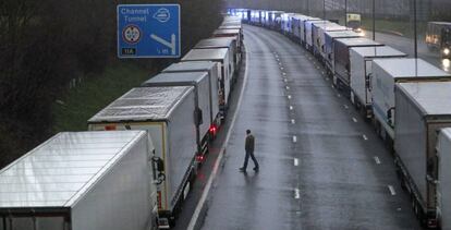 Una línea de camiones de carga espera en Kent (Reino Unido), luego de que el puerto de Dover fuera clausurado.