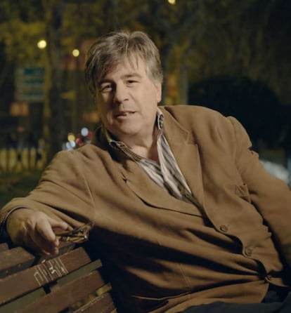 <p><b>1981- Responsable de producción en publicidad (29 años) </b></p> <p><b>2016- Asesor Publicitario</b></p> <p>Ricardo Casillas estaba en el departamento de publicidad de EL PAÍS cuando se enteró del golpe. Repartió la edición especial esa noche junto con Miguel Alonso, Alfonso Serrat y Manolo de la Rica y también vivió el incidente con la policía. En la cabecera del periódico ponía el precio del ejemplar, que por entonces eran 25 pesetas. “Al principio de la noche vendimos algún periódico; pero según pasaba el tiempo los entregábamos gratuitamente a las pocas personas que encontrábamos por la calle y en los pocos locales que había abiertos a esa hora. Eso sí, al llegar al Palace la gente que había allí estaba tratando de enterarse de qué había pasado. Se nos acabaron los fardos en un abrir y cerrar de ojos. Nos los quitaban de las manos”, comenta. De entre las anécdotas de la noche recuerda que antes de salir a repartir el periódico recibió una llamada de un compañero que no estaba trabajando. “Me llamó para decirme un buen escondite por si venían los militares a tomar el periódico. Dijo que había un hueco en el almacén donde se guardaban las bobinas de papel donde era muy difícil que me pillaran”, ríe. </p>