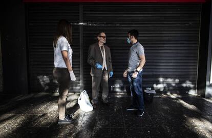 Alaiz y González charlan con Santiago Pérez en su ruta como voluntarios de la Asociación Bokatas.