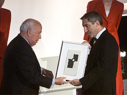 Jesús de Polanco entrega el premio a Jon Sistiaga