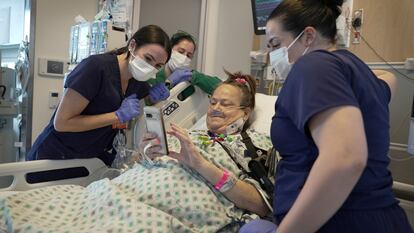 Lisa Pisano rodeada de enfermeras en el centro de salud NYU Langone, Nueva York, el 22 de abril 2024.