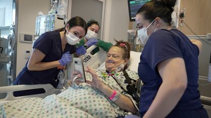 Lisa Pisano rodeada de enfermeras en el centro de salud NYU Langone.