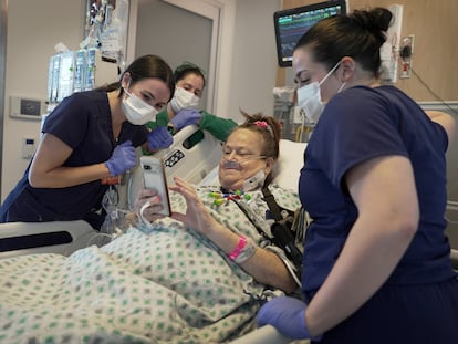 Lisa Pisano rodeada de enfermeras en el centro de salud NYU Langone, Nueva York, el 22 de abril 2024.