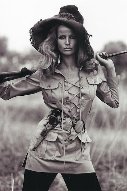 La modelo Veruschka llevando la sahariana es un icono que ya forma parte de la historia de la moda. La imagen se publicó en Vogue París en el verano del 68 en una versión con escote y arandelas que el modisto creó para la sesión.