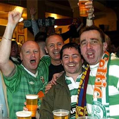 Hinchas del Celtic, ayer en un bar de Barcelona.