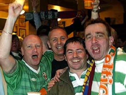 Hinchas del Celtic, ayer en un bar de Barcelona.