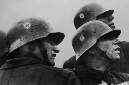 Soldados alemanes desplegados en Francia, en una fotografía datada en 1943.