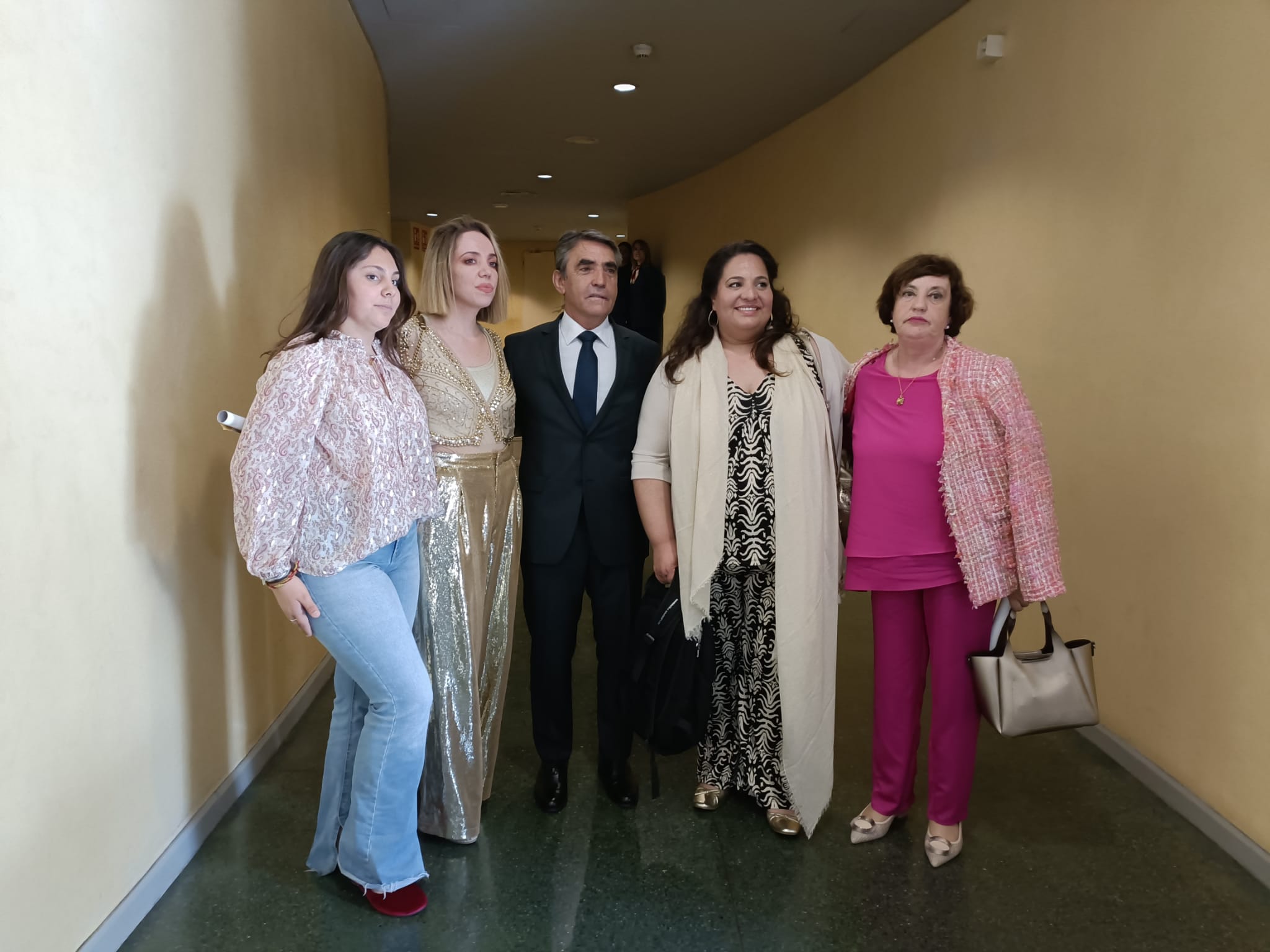 De izquierda a derecha, Pilar, nieta de Victorino, Miriam Martín, Victorino, Pilar Martin, y Anabel, hermana del ganadero.