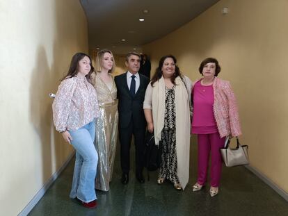 De izquierda a derecha, Pilar, nieta de Victorino, Miriam Martín, Victorino, Pilar Martin, y Anabel, hermana del ganadero.