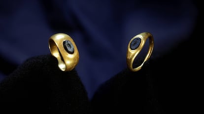 Los dos anillos de oro, datados en el siglo II d.C, que fueron hallados en los yacimientos arqueológicos de Donazarre y Zaldua.