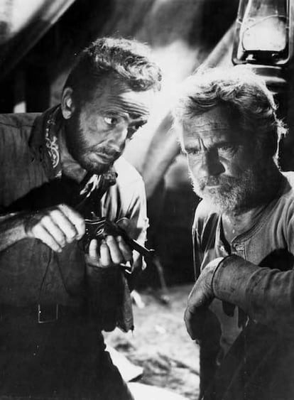 "Creo que me ir a dormir y so?ar con monta?as de oro hacindose cada vez ms grandes, y ms grandes, y ms grandes". Humphrey Bogart y Walter Huston dan una clase de interpretacin con personajes desagradables y mezquinos que se mueven por la codicia.