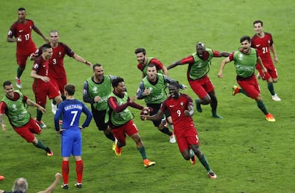 Los jugadores portugueses celebran el gol de Eder.