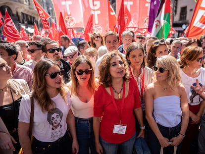 De izquierda a derecha, la ministra de Igualdad, Irene Montero, la candidata de Podemos a la Comunidad de Madrid, Alejandra Jacinto, la ministra de Hacienda, María Jesús Montero, y la vicepresidenta del Gobierno, Yolanda Díaz, en la manifestación del 1 de mayo en Madrid.