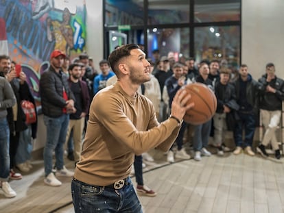 Pérez juega al baloncesto en su tienda de zapatillas en A Coruña. 
