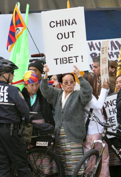 Una mujer sostiene un cartel en el que se lee "China fuera del Tíbet", frente al hotel de Seattle en el que se aloja el presidente chino, Hu Jintao.