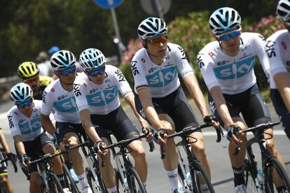 Froome (tercero por la derecha), rodeado de sus Sky en la etapa de Santa Ninfa.