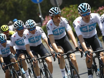 Froome (tercero por la derecha), rodeado de sus Sky en la etapa de Santa Ninfa.