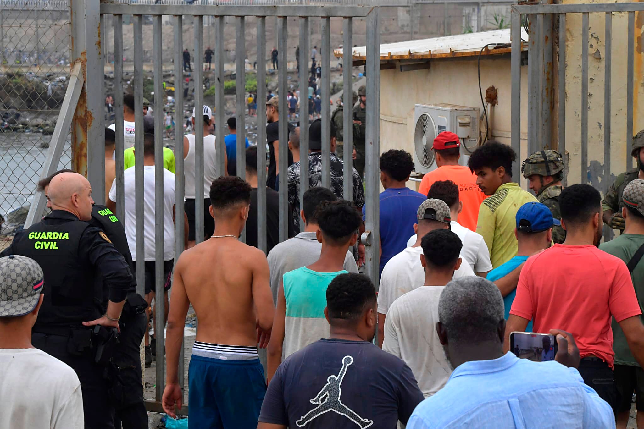 Inmigrantes irregulares vuelven a Marruecos desde la frontera del Tarajal (Ceuta), este viernes.