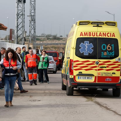 VILLAFRANCA DE EBRO (ZARAGOZA), 15/11/2024.- Miembros de los servicios de emergencia y familiares de residentes a las puertas de una residencia de mayores en Villafranca de Ebro, este viernes. El incendio declarado esta madrugada en una residencia de mayores de Villafranca de Ebro (Zaragoza), en el que han muerto diez personas, se desarrolló en un ala del edificio, de una sola planta, y provocó gran cantidad de humo, saturando prácticamente todo el recinto. Además de las diez víctimas mortales, al parecer por inhalación de humo, otras dos personas han resultado heridas y han sido trasladadas en estado crítico al hospital Royo Villanova. EFE/ Javier Cebollada
