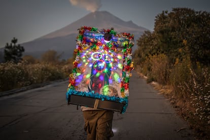 Entre las diversas peregrinaciones que salen de todos los estados, los peregrinos del Barrio de Santo Domingo, ubicado en el corazón de Puebla, recorren anualmente más de 130  kilómetros para llegar a la Basílica de Guadalupe. Los vecinos de este barrio han consolidado una familia alrededor de esta manda de fe que trasciende generaciones, pues José Roberto León 'El Meco', el más grande del barrio que ha caminado por El Paso de Cortés  por más de 40 años, acompaña a los más jóvenes que no llevan más de un año. Uno de los parajes más conocidos de las peregrinaciones es el Paso de Cortés, la brecha que existe entre los volcanes Popocatépetl e Iztaccíhuatl, más de 30 kilómetros de cerro, para cruzar de Puebla al Estado de México.
