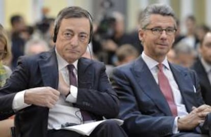 El presidente del Banco Central Europeo (BCE), Mario Draghi (i), y el presidente de la Federación de la Industria Alemana (BDI), Ulrich Grillo, asisten a un foro sobre la divisa común en Berlín (Alemania) el pasado 16 de septiembre de 2013. EFE/Archivo