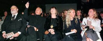 De izquierda a derecha, Gianfranco Ferré, Santo Versace, Mariuccia Madelli, Franca Sozzani, editora del <i>Vogue,</i> y Miuccia Prada, en una subasta celebrada en 1997 en Milán.