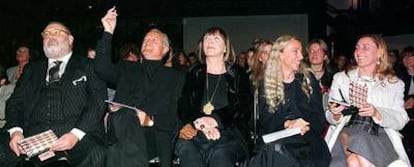 De izquierda a derecha, Gianfranco Ferré, Santo Versace, Mariuccia Madelli, Franca Sozzani, editora del <i>Vogue,</i> y Miuccia Prada, en una subasta celebrada en 1997 en Milán.