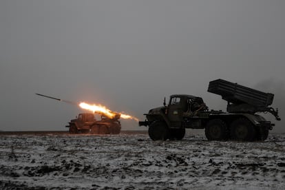 Soldados ucranios disparan contra las tropas rusas en el frente de Bajmut, este domingo. 