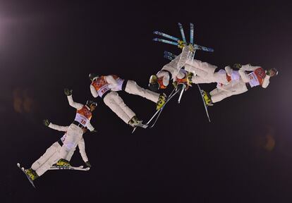 Exposición múltiple del australiano David Morris durante la sesión de entrenamiento de esquí acrobático, el 17 de febrero.