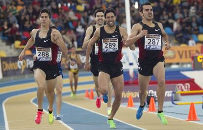 Los atletas Kevin López (derecha), Antonio Manuel Reina (centro) y Luis Alberto Marco (izquierda) durante la final de los 800 en Sabadell.