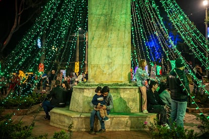 Varias personas descansan en uno de los monumentos del parque. Durante los primeros tres meses de la fase inicial de intervención, al menos 20 entidades distritales y más de 200 personas trabajaron de manera conjunta.