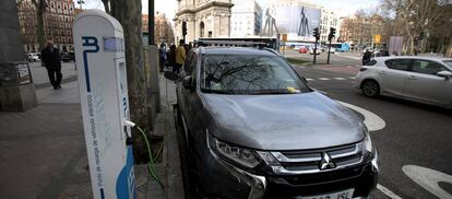 Coche eléctrico en un punto de recarga de Madrid.