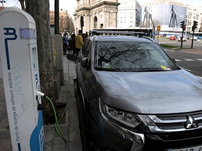 Coche eléctrico en un punto de recarga de Madrid.