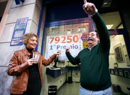 Los dueños de la administración número 3 de Eibar (Guipúzcoa) celebran el primer premio del sorteo de Navidad.