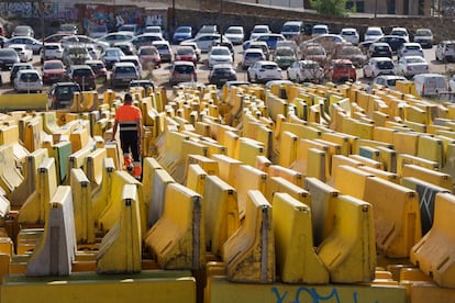 Más de 2.000 bloques de hormigón, en un solar ubicado en un rincón del barrio de Horta. EFE/Quique Garcia