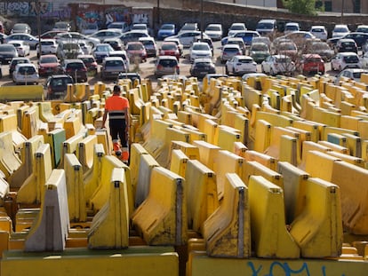 Más de 2.000 bloques de hormigón, en un solar ubicado en un rincón del barrio de Horta. EFE/Quique Garcia