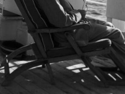 Jaume Vicens Vives durante un viaje en barco rumbo a Cerdeña en 1957.