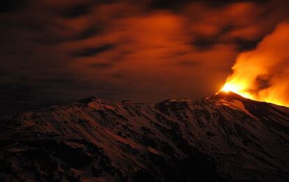 El cráter del sureste del Monte Etna entra en erupción visto desde el dell'Asino de la espalda, cerca de Catania, en Sicilia.