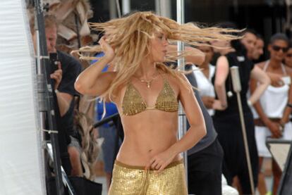 Los patines, la playa y el sol forman parte de <i>Sale el sol,</i> el primer videoclip del próximo disco de Shakira, que la cantante colombiana ha estado grabando durante los dos últimos días en Barcelona.