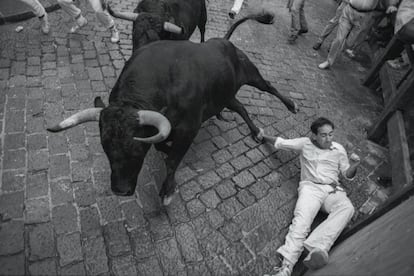 8 de junio de 1992. Los Cebada Gago protagonizan un larguísimo encierro de más de siete minutos. Un mozo de la mano con el toro en la curva de Mercaderes.