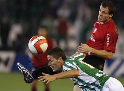 Damiá y el centrocampista del Osasuna Xavier Margairaz pugnan por un balón durante el partido