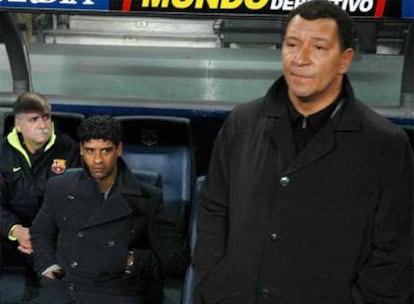 Rijkaard llegó acompañado por su compatriota Henk Ten Cate como segundo entrenador. Mientras que Rijkaard se caracterizó por un trato cercano y distendido con sus jugadores, Cate ofreció una imagen más dura y no dudó en reprender a los futbolistas durante los entrenamientos.