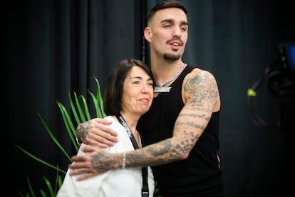 Rels B abraza a su madre, María, momentos antes del concierto. 