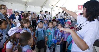 Los niños siguieron con atención las actividades científicas.