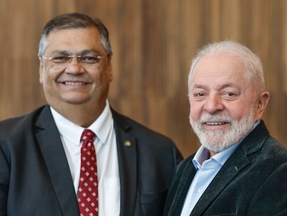 Flávio Dino con Lula da Silva luego de ser nombrado Ministro del Tribunal Supremo, este lunes en Brasilia.