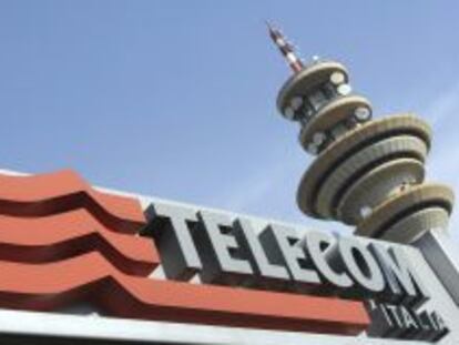 Logotipo de Telecom Italia en la sede de la compa&ntilde;&iacute;a.